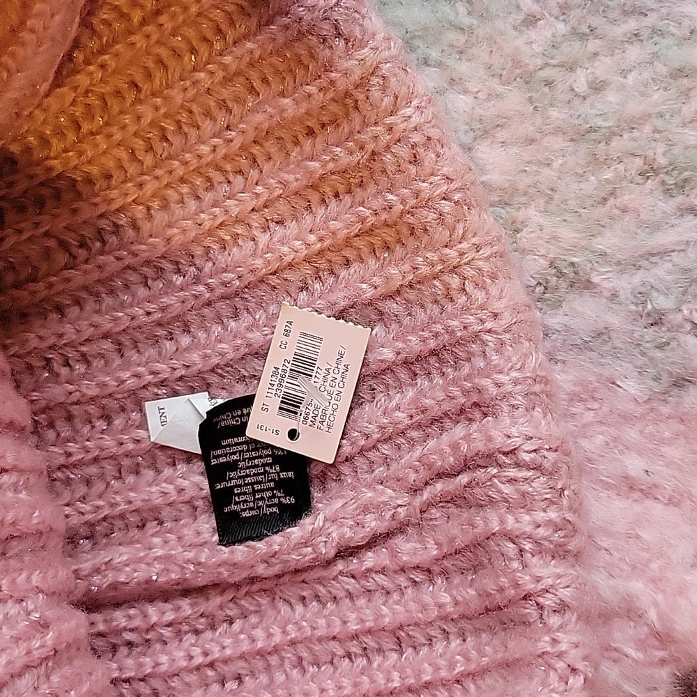 New Victoria's Secret Hat and scarf in box - Picture 4 of 7